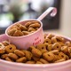 FISURA - Pet Feeder Time to Eat Pink Food Container with Lid and Measuring Scoop Metal Food Container for Dogs and Cats Capacity of 5 kg (Eat, Pink) FISURA - Pet Feeder Time to Eat Pink Food Container with Lid and Measuring Scoop Metal Food Container for Dogs and Cats Capacity of 5 kg (Eat, Pink)